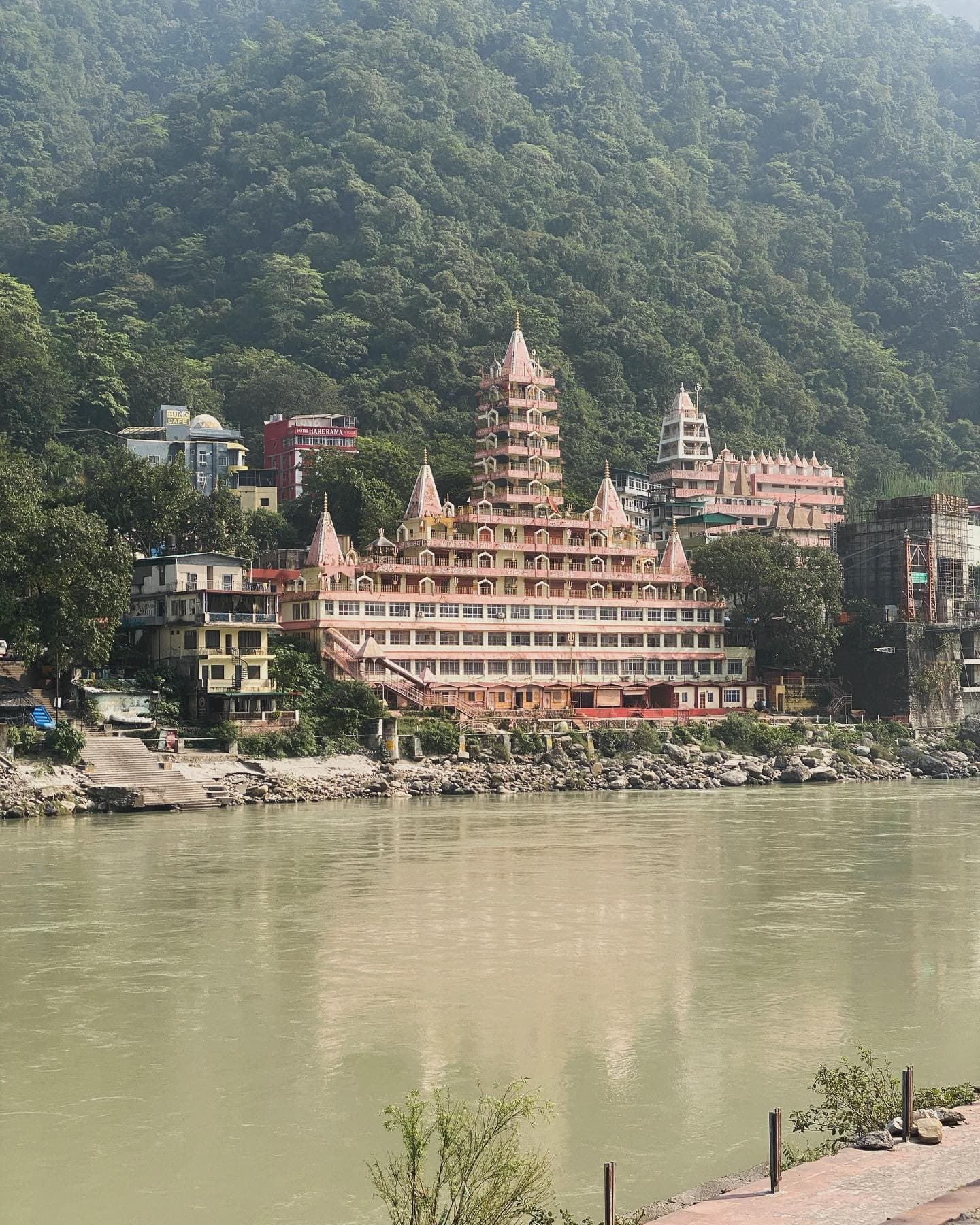 A Ana numa varanda em Rishikesh, na Índia